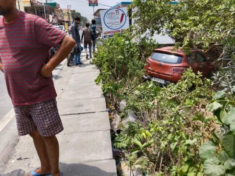 हल्द्वानी: बाइक को टक्कर मारकर घर में घुसी कार, दो घायल