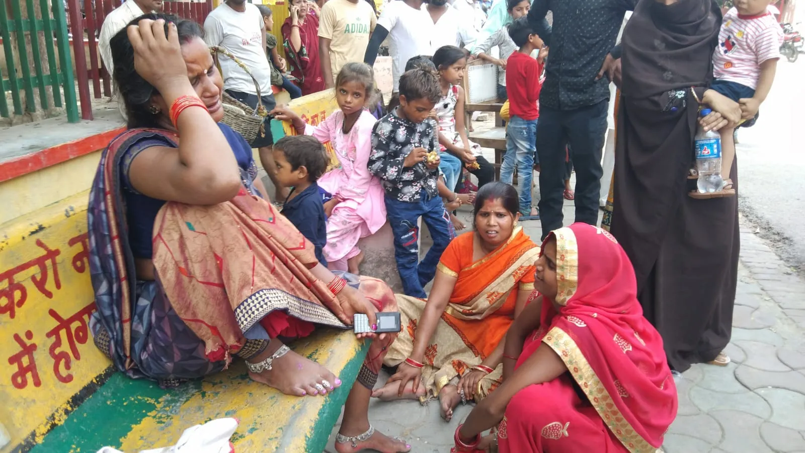 पीलीभीत: मेला जा रहे श्रद्धालुओं से भरी ट्रैक्टर ट्रॉली पलटी, एक की मौत, नौ घायल