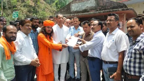 उत्तराखंड: बदहाल सड़कों को लेकर गरजे ओखलकांडा के ग्रामीण, बोले- खोखले वादे और गुमराह कर वोट तो ले लिया सुध कभी नहीं ली