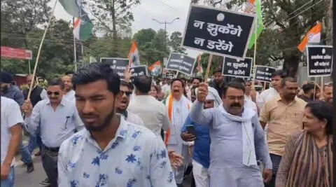 देहरादून: राजभवन घेरने को सड़क पर निकले कांग्रेस कार्यकर्ता, “सरकार जब-जब डरती है, ईडी को आगे करती है” लगाए नारे
