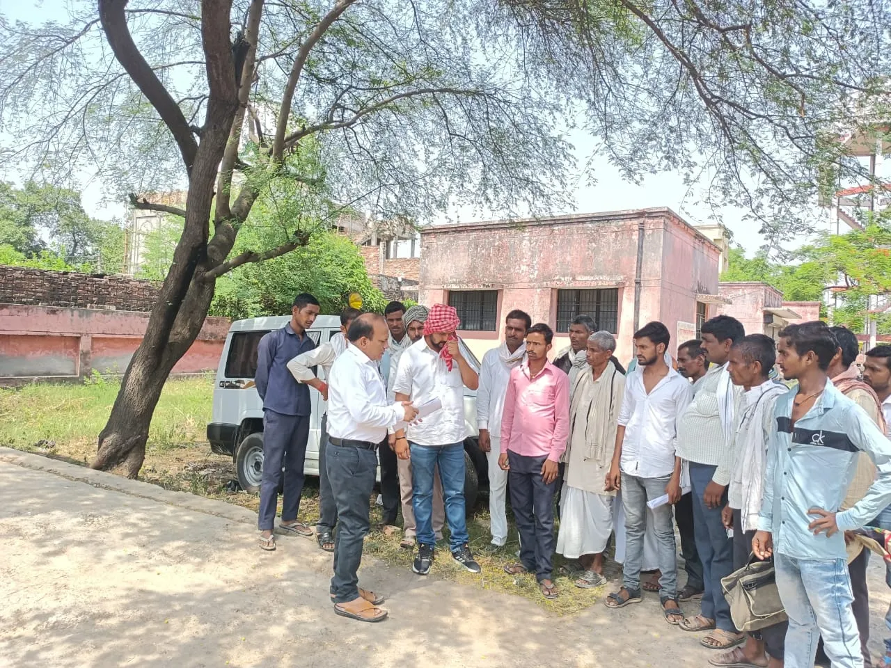 बहराइच : कोटेदार पर राशन न देने का आरोप,  ग्रामीणों ने किया प्रदर्शन