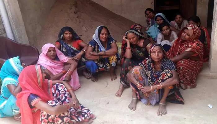 अयोध्या : पेड़ से लटका मिला छात्र का शव, सुसाइड नोट में लिखा- एटीएम से पैसा निकाल लिजिएगा