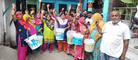 हल्द्वानी: पानी को लेकर फूटा गांधीनगर के लोगों का गुस्सा, खाली बाल्टी लेकर किया प्रदर्शन