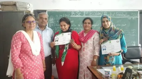 हल्द्वानी: यंग साइंटिस्ट अवार्ड से नवाजी गईं वनस्पति विज्ञान की शोधार्थी सपना पंत और साइमा अल्ताफ, गुरुजनों का मिला आशीर्वाद
