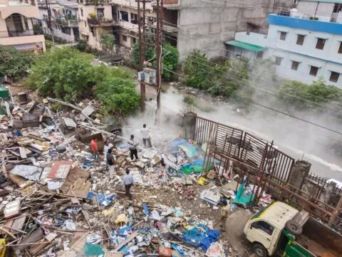 हल्द्वानी: नगर निगम परिसर में बिजली पोल पर भड़की चिंगारी, आग बुझाने को दौड़े कर्मचारी… देखें VIDEO