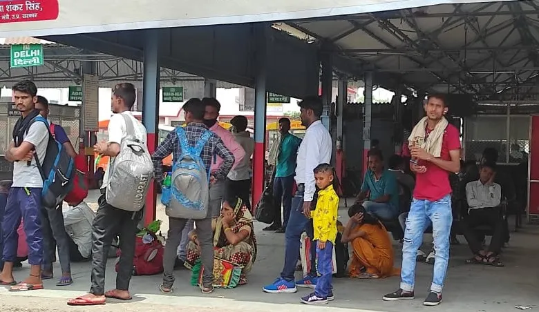 बरेली: बसें नहीं मिलने से यात्रियों को हुई समस्या, धूप में खड़े होकर करना पड़ा इंतजार