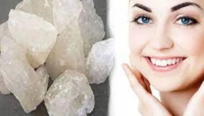 त्वचा के लिए फायदेमंद है फिटकरी, जानें कैसे करें इसका उपयोग