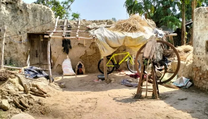 अयोध्या: आवास के लिए तरस रहीं विधवा सास-बहू, तमाम पत्राचार के बाद भी नहीं हुई सुनवाई