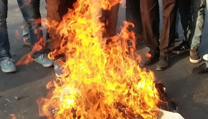 प्रयागराज : ‘अग्निपथ योजना’ के विरोध में केन्द्र सरकार का पुतला दहन