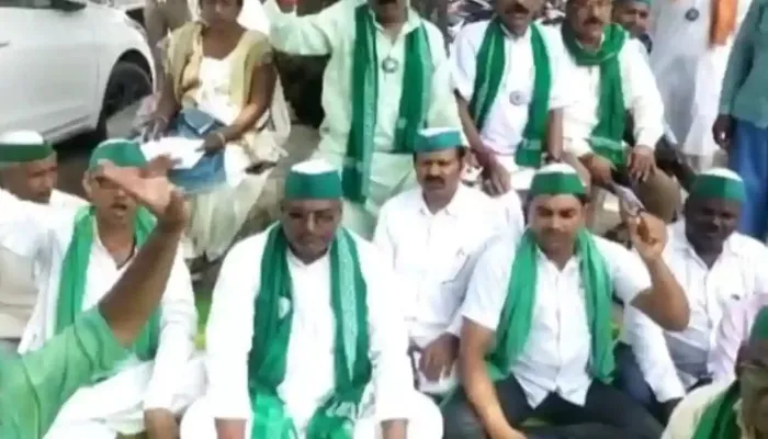 एटा: भारतीय किसान यूनियन ने अग्निपथ योजना के विरोध में किया प्रदर्शन, जिलाधिकारी को सौंपा ज्ञापन