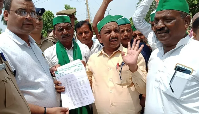 ‘अग्निपथ’ पर फूटा किसानों का गुस्सा, प्रदर्शन कर राष्ट्रपति के नाम भेजा ज्ञापन