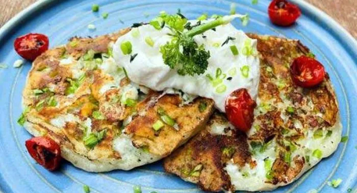घर पर झटपट बनाएं कॉटेज चीज और चिव्स पैनकेक, जानें रेसिपी