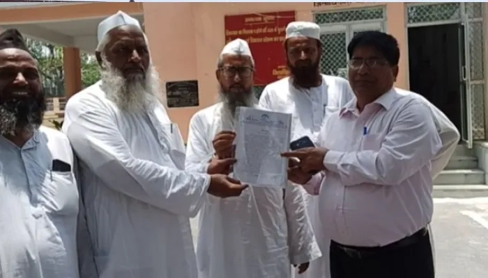 बहराइच: पैगम्बर हजरत मुहम्मद साहब के खिलाफ बयान देने वालों के विरुद्ध हो कार्यवाई, डीएम को सौंपा ज्ञापन