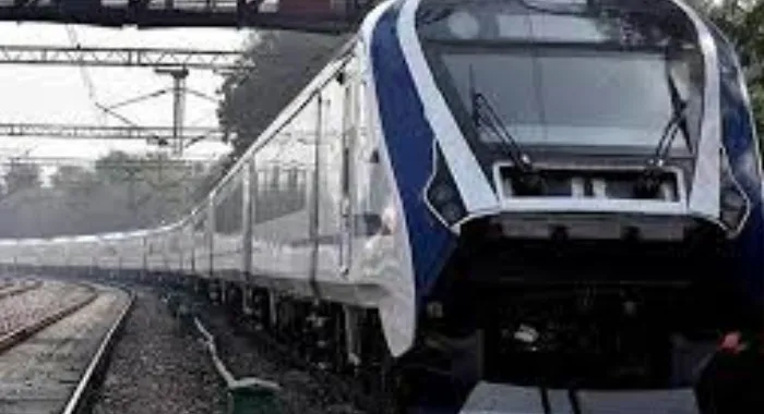 इटावा में वंदे भारत एक्सप्रेस का इंजन फेल, लेट हुई ट्रेन