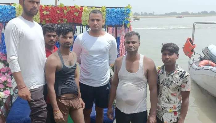 अयोध्या: सरयू में डूबने से नाविकों ने दो लोगों को बचाया