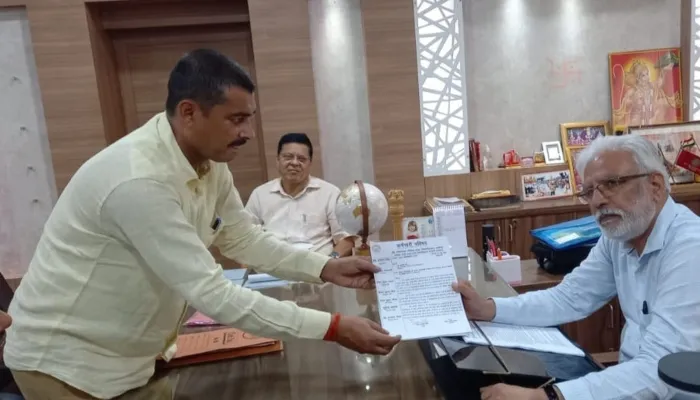 अयोध्या: कुलपति को सौंपा कर्मचारी परिषद के सदस्यों ने लंबित मांग पत्र