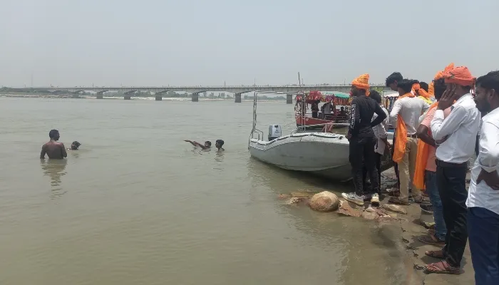 अयोध्या: सरयू नदी में स्नान के दौरान चार हेल्पलाइन कर्मी डूबे, दो को गोताखोरों ने बचाया