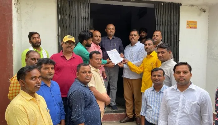अयोध्या: बिना ट्रेनिंग फीडिंग कार्य को लेकर शिक्षकों ने शिक्षा निदेशक को दिया ज्ञापन