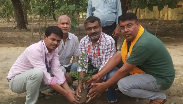 गोरखपुर: वृक्षगंगा अभियान के तहत गायत्री परिवार ने किया पौधरोपण