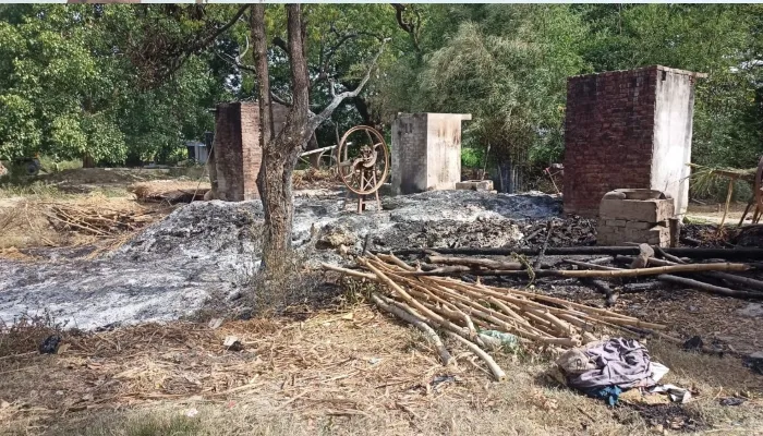 अयोध्या: छप्पर में लगी आग, दो भाईयों की गृहस्थी हुई जलकर राख