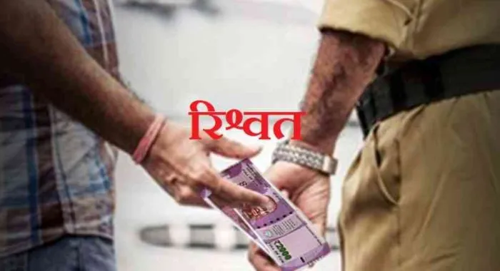 लखनऊ: चौकी में दरोगा का रिश्वत लेते वीडियो वायरल, पुलिस कमिश्नर ने किया निलंबित