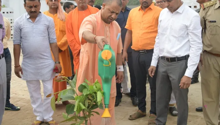 गोरखपुर: विश्व पर्यावरण दिवस पर गोरखनाथ मंदिर की गोशाला में मुख्यमंत्री ने किया पौधरोपण