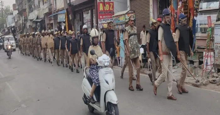 आजमगढ़: पुलिस प्रशासन और पैरामिलिट्री की टीम जिले में कर रही फुट पेट्रोलिंग