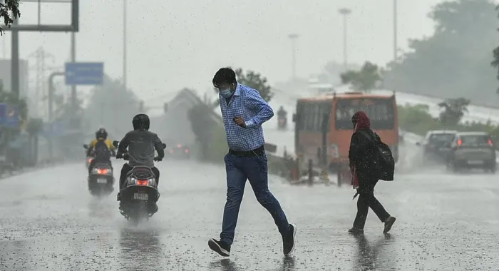 लखनऊ: रिमझिम बारिश से मौसम हुआ सुहाना, लोगों को गर्मी से मिली राहत