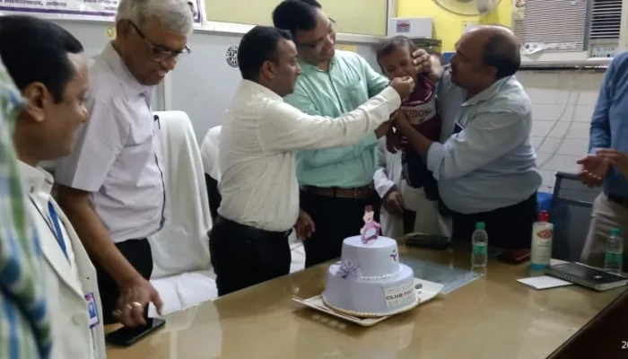 अयोध्या: क्लबफुट से पीड़ित बच्चों के साथ डीएम ने काटा केक