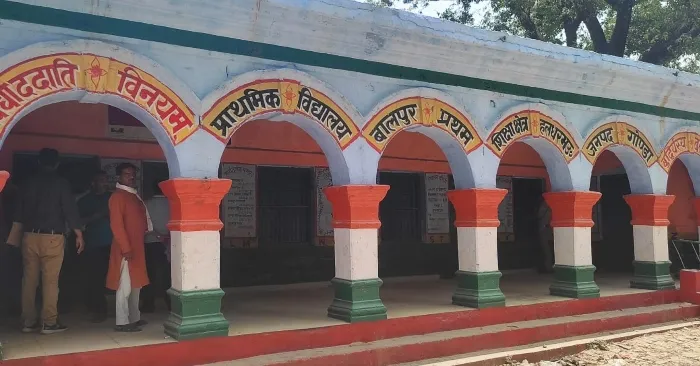 गोंडा: बंद प्राइमरी स्कूल में किशोर का फंदे से लटकता मिला शव, जांच में जुटी पुलिस