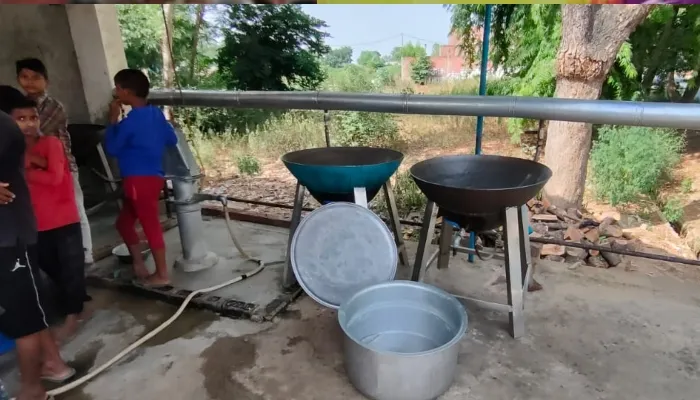 हरदोई: खौलते दूध में गिरे मासूम, बहन की मौत, भाई गंभीर