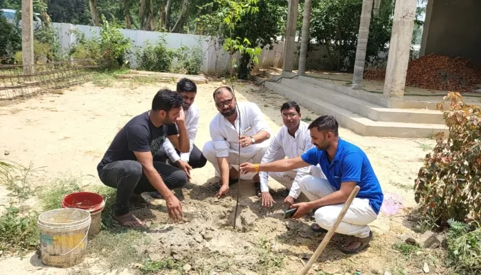 पर्यावरण को बचाने उतरा अयोध्या, जगह-जगह हुआ पौधरोपण