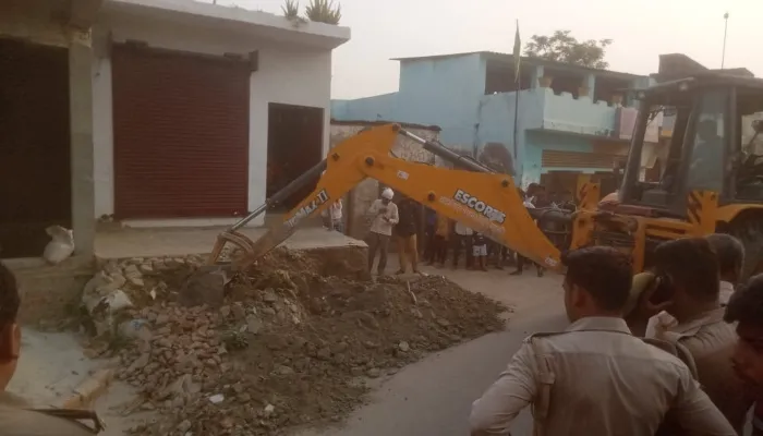बाराबंकी: बुलडोजर चलाकर हटाए गए अवैध कब्जे