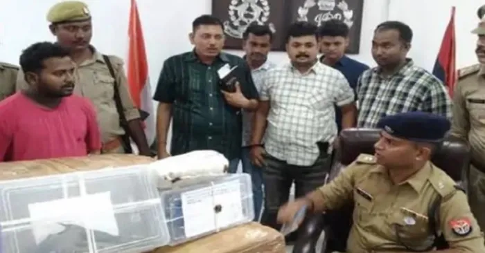आजमगढ़ पुलिस को मिली बढ़ी सफलता, तीन गांजा तस्करों को गिरफ्तार कर अवैध असलहा व चार मोबाइल बरामद