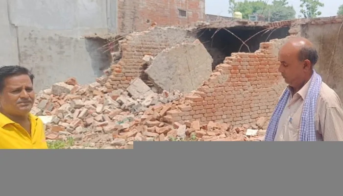 बहराइच: सरकारी कॉलोनी को तोड़ सरिया और शटर उठा ले गये दबंग