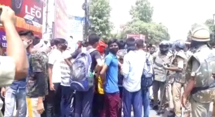 अग्निपथ पर रायबरेली में दूसरे दिन भी प्रदर्शन, शहर छावनी में तब्दील