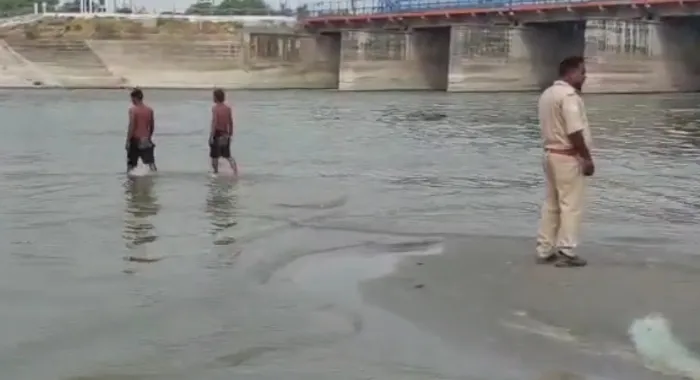 कानपुर: आईआईटी के दो छात्र गंगा में डूबे, गोताखोरों ने एक को बचाया, एक मिला शव