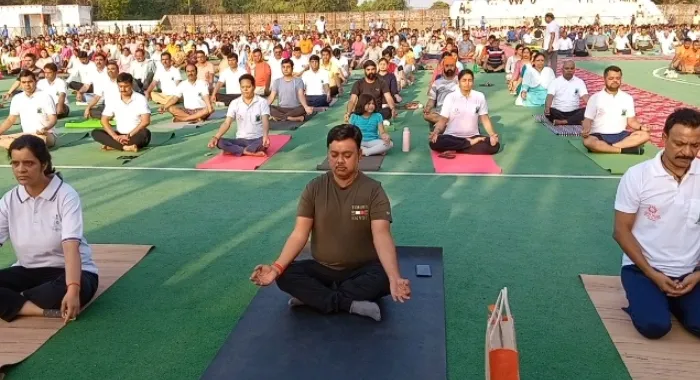 रायबरेली: योग शिविरों में हजारों की तादाद में उमड़े लोग, अधिकारियों के साथ किया योगाभ्यास
