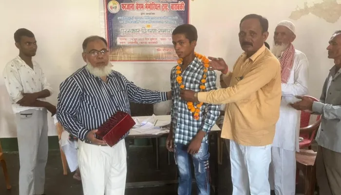 बाराबंकी: फरजाना बेगम मेमोरियल ट्रस्ट ने छात्र-छात्राओं का किया सम्मान
