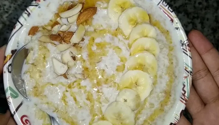 ब्रेकफास्ट को बनाना है टेस्टी और हेल्दी, तो घर पर ट्राई करें Banana Oats की रेसिपी