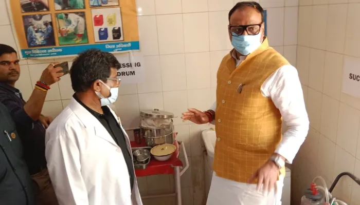 उन्नाव: डिप्टी सीएम ने नवाबगंज सीएचसी व जिला अस्पताल का किया औचक निरीक्षण, मचा हड़कंप
