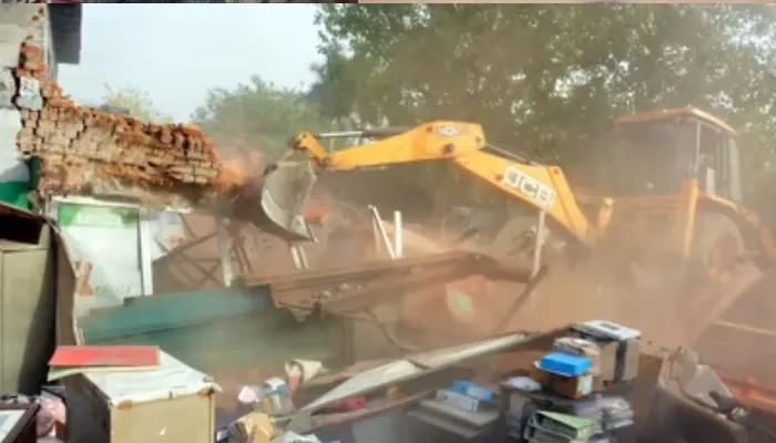 अलीगढ़: सरकारी जमीन पर अवैध कब्जा कर बना  ITI कॉलेज, बुलडोजर से हुआ ध्वस्त