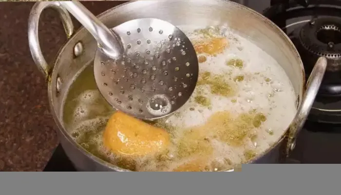 Kitchen Tips: खाना बनाते समय बचे हुए तेल का फिर से ऐसे करें इस्तेमाल, नहीं होगा कोई नुकसान
