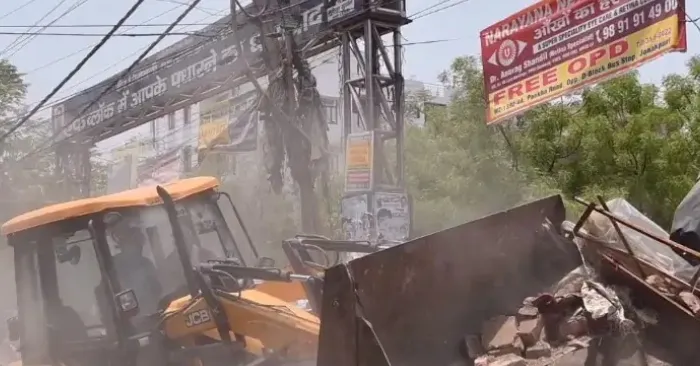 Prayagraj Violence: प्रयागराज हिंसा के मास्टर माइंड जावेद पंप के घर पर चला बुलडोजर, भारी संख्या में पुलिस फोर्स मौजूद