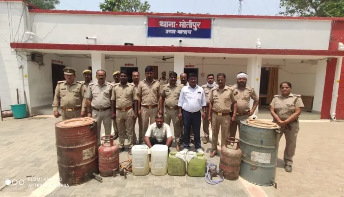 बहराइच: नौसादर और यूरिया मिलाकर बना रहे थे जहरीली शराब, आबकारी विभाग ने मारा छापा, गिरफ्तार
