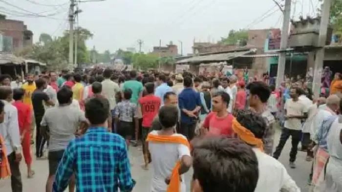 लखनऊ : सड़क पर व्यापारी का शव रखकर ग्रामीणों का प्रदर्शन