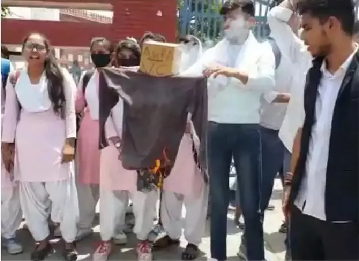 अलीगढ़ : छात्रों ने आगरा यूनिवर्सिटी के वीसी का फूंका पुतला, आंदोलन की दी चेतावनी