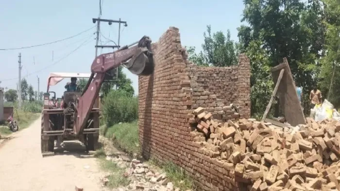 मेरठ : सरकारी तालाब की जमीन पर बने अवैध मकान जमींदोज