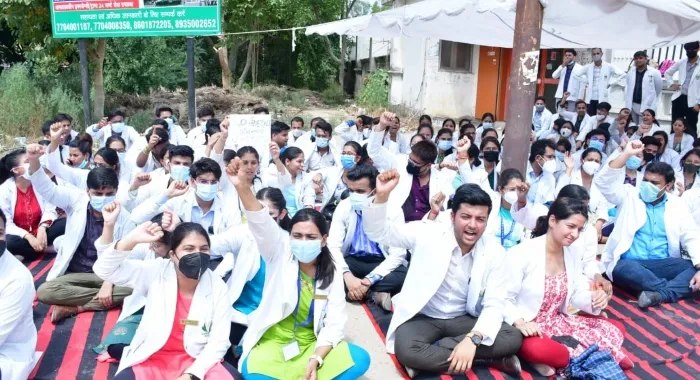 बाराबंकी: छात्र-छात्राओं ने मेडिकल कॉलेज प्रशासन पर लगाए गंभीर आरोप, छात्रों का अनिश्चितकालीन धरना शुरू