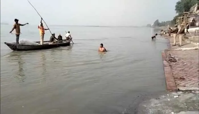 फर्रुखाबाद: गंगा दशहरा में स्नान करते समय डूबे दो युवक, गोताखोरों ने एक की बचाई जान, एक की मौत